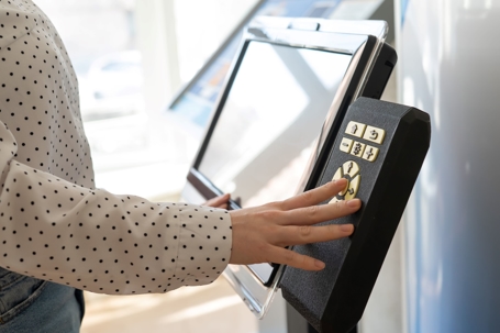 Woman uses voting device for blind and visually impaired citizens